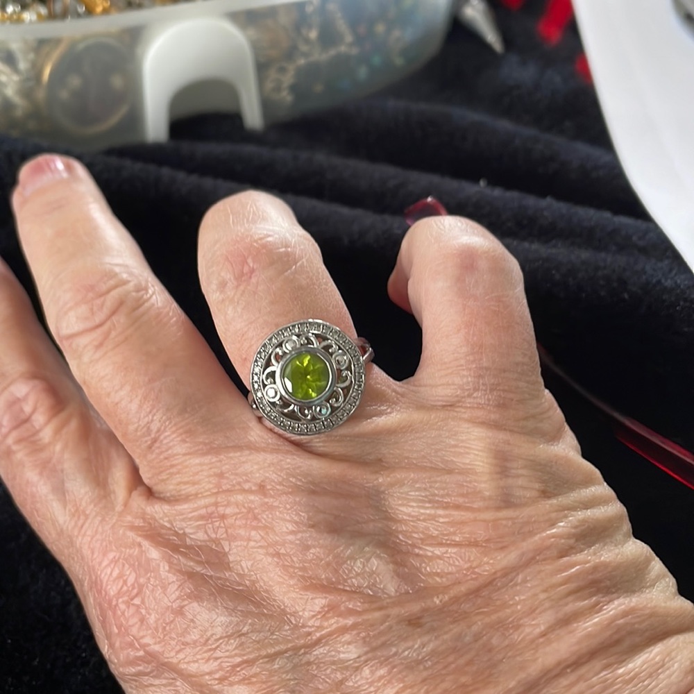 Vintage 925 Sterling Silver Circular Ring with Peridot Stone VG 7.5
